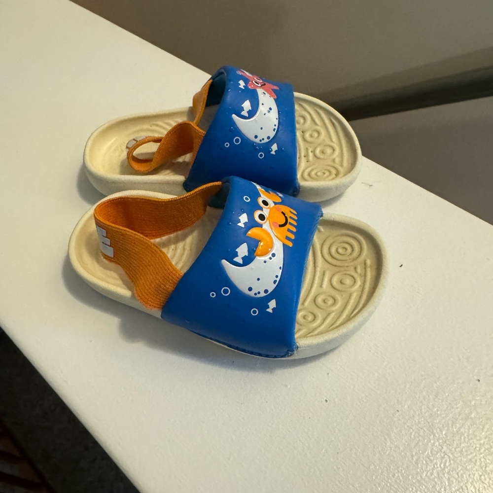 Nike toddler flip flops Size 5 Gently worn